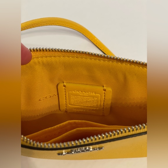 Coach Bag | Women's Yellow Wristlet - Corner Zip Pebbled Leather offers welcome - Picture 4 of 7
